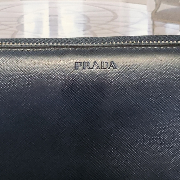 AUTHENTIC Large Zip Around Wallet EXCELLENT CONDITION. - Picture 15 of 16